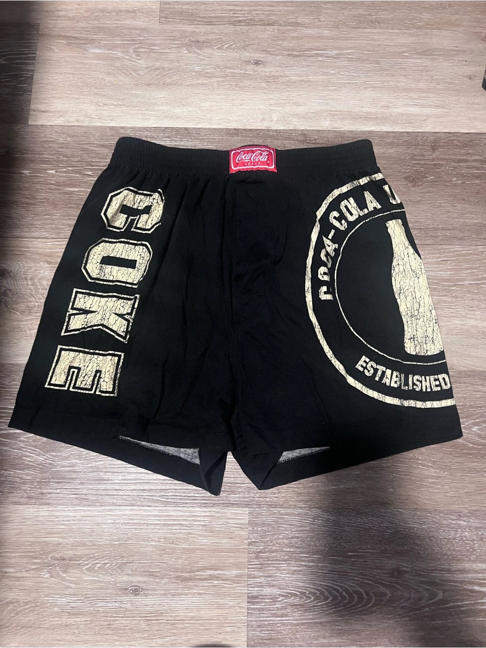 Like new  small (28-30) Coca Cola Black Logo Men's Shorts vtg vintage 2000 y2k